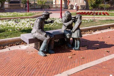 Haro, İspanya - 20 Ağustos 2024. Mara Pilar Gutierrez 'in heykeli - Yaşlılara saygı, Jardines de la Vega. Haro, La rioja, İspanya