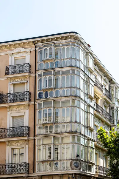 Logroo, İspanya 'da Süslü Demir Balkonları ve Cam Kapalı Balkonları olan Tarihi Bina.