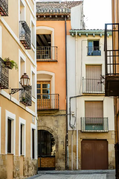 Logrono şehrinin sokakları. Tarihi şehir merkezinin manzarası. Güzel binalar. İspanya 'nın La Rioja kentindeki ünlü turizm beldesi.