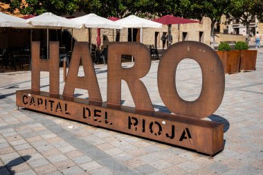 Haro, İspanya - 20 Ağustos 2024: Plaza de la Paz, Haro, Rioja Şarapları 'nın başkenti İspanya' da poster. Belediye Binası