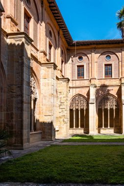 Njera, La Rioja, İspanya: 22 Ağustos 2024: Santa Mara la Real de Njera Manastırı, St. James Yolu.