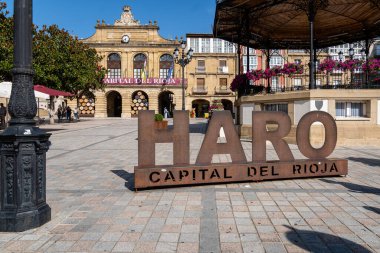 Haro, İspanya - 20 Ağustos 2024: Plaza de la Paz, Haro, Rioja Şarapları 'nın başkenti İspanya' da poster. Belediye Binası