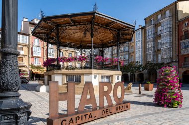Haro, İspanya - 20 Ağustos 2024: Plaza de la Paz, Haro, Rioja Şarapları 'nın başkenti İspanya' da poster. Belediye Binası