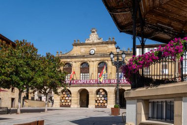 Haro, İspanya - 20 Ağustos 2024: Plaza de la Paz, Haro, Rioja Şarapları 'nın başkenti İspanya' da poster. Belediye Binası