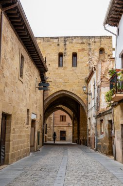 Santo Domingo de la Calzada, La Rioja, İspanya 'daki Cobblestone Sokağı' na çıkan tarihi taş kemer yolu.