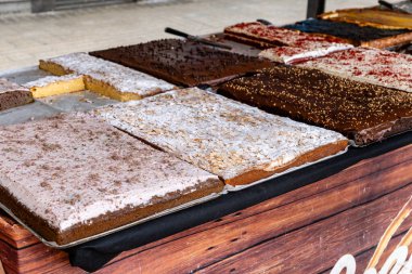Açık büfe veya pastanede farklı malzemeler ve dondurulmuş pastalar sergileniyordu..