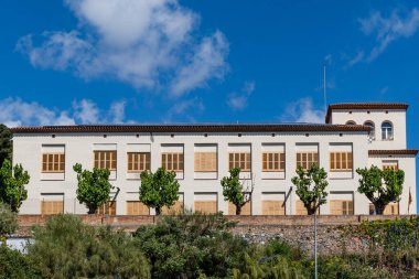 Montgat, İspanya-21 Haziran 2025. Montgat, İspanya 'da mavi gökyüzü ve bulutlu Les Mallorquines şehir merkezi binası.