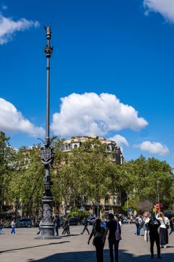 Barselona, İspanya-23 Haziran 2025. Turistler Barselona caddesinde güzel bir bahar gününün tadını çıkarıyorlar..