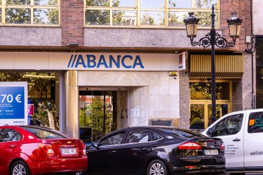 Logroo, İspanya - 1 Ocak 2025. Abanca banka binası, Logrono şehri cephesi.