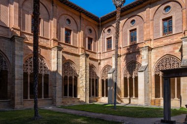 Njera, La Rioja, İspanya: 22 Ağustos 2024: Santa Mara la Real de Njera Manastırı, St. James Yolu.