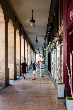 LOGROO, LA RIOJA, İSPAN 22 Ağustos 2017. Restoranları ve yürüyen insanları olan Portales 'i ara..