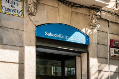 La Rioja, İspanya-22 Ağustos 2024. Banco Sabadell 'in logosu ve cephesi, Alicante' de genel merkezi olan bir İspanyol bankası..