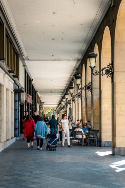 LOGROO, LA RIOJA, İSPAN 22 Ağustos 2017. Restoranları ve yürüyen insanları olan Portales 'i ara..
