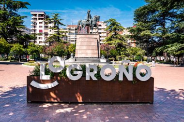 Logroo, İspanya - 24 Ağustos 2024: Paseo del Espoln, İspanya 'daki General Espartero Anıtı