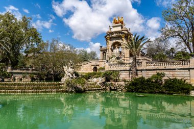 Barcelona 'daki süslü Cascada Anıtı' nda özenle hazırlanmış heykeller ve aşağıdaki büyük merdivenden görülen altından bir savaş arabası heykeli bulunuyor: Ciutadella Park.