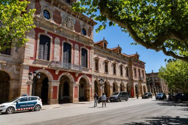 Barselona, İspanya-21 Nisan 2025. İspanya 'nın Ciutadella Park kentindeki Katalonya Parlamentosu cephesinde parlak bir yaz gününde neoklasik mimari sergilenmektedir..