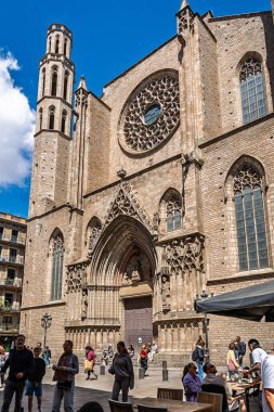 Barselona, İspanya-21 Nisan 2025. Santa Maria del Mar Bazilikası 'nın cephesi, İspanya' nın Barselona şehrinin El Doğan Bölgesi 'ndeki Katalan Gotik Kilisesi..