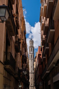 Barselona, İspanya 'da dar bir sokakta görülen Aziz Justus ve Pastor Bazilikası' nın Gotik çan kulesi.