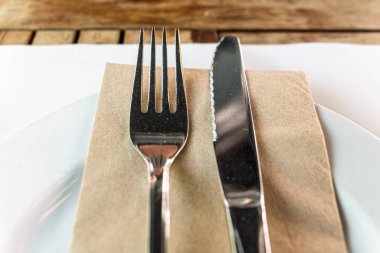 Yemek zamanı: tabakta çatal ve bıçak, yemek, yemek ve restoran konsepti.