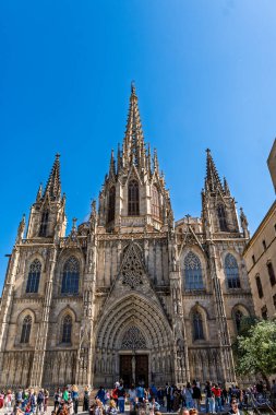 Barselona, İspanya-21 Nisan 2025. Barselona Katedrali 'nin sokak manzarası. İnsanlar Gotik Mahallesi' nin tarihi simgesinin tadını çıkarıyorlar..