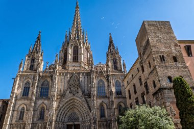 Barcelona Katedrali 'nin Gotik cephesi Barri Gtic, İspanya' daki antik Roma duvarının yanında..