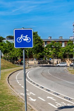 Barselona, İspanya-25 Mayıs 2025. Çevre dostu ulaşım ve sağlıklı yaşam tarzı: Kentsel bir çevrede kendini adamış bir bisiklet yolu işareti.