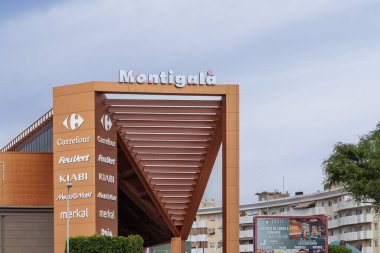 Barselona, İspanya-31 Mayıs 2025. Badalona, Barcelona, İspanya 'daki Montigal alışveriş merkezinin giriş ve depolama tabelaları.