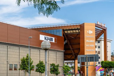 Barselona, İspanya-31 Mayıs 2025. Badalona, Barcelona, İspanya 'daki Montigal alışveriş merkezinin giriş ve depolama tabelaları.