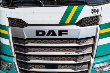 Barselona, İspanya-25 Mayıs 2025. Ön ızgaranın ve modern yeşil beyaz DAF 480 yarı kamyonun logosu..
