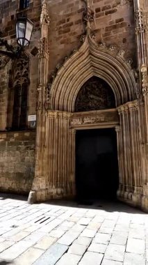 Barselona, İspanya 25 Haziran 2025. İspanya, Barselona 'nın Gotik Mahallesi' nde dar ve tarihi bir sokakta yürüyorum. Gerçek zamanlı 4K video görüntüleri