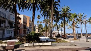 Badalona, İspanya-Ağustos 04-2025 modernist binalar ve Roca i P. Promenade heykeli.