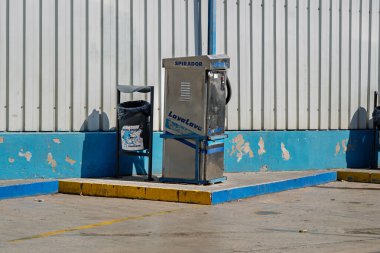 Barselona, İspanya-Ağustos 09, 2025. Aracın iç temizlik ve bakımı için bozuk para ile çalışan bir elektrikli süpürge makinesi..