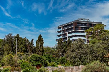 Lush Green Nature tarafından çevrelenmiş Modern Konut Binası: Mimarlık ve Çevrenin Karşıtlığı.