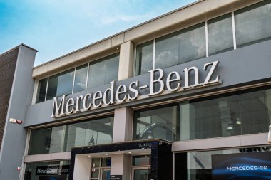 Barselona, İspanya-Ağustos 09, 2025. Mercedes-Benz 'in şirket logosu ve markası bir galeri ve satış merkezi cephesinde..