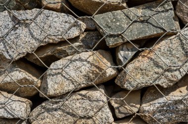 Metal kafesteki taşlardan yapılmış duvarı muhafaza etmek. Erozyon Kontrolü için Mühendislik Çözümü