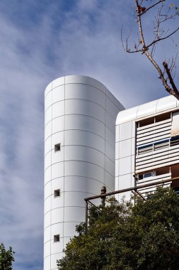 Modernist Beyaz Silindir Binası 'na yakın çekim. Mimari Minimalizm ve Biçim Anıtı