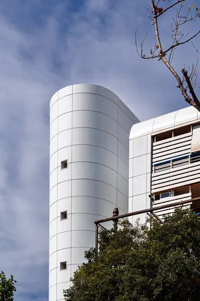 Modernist Beyaz Silindir Binası 'na yakın çekim. Mimari Minimalizm ve Biçim Anıtı