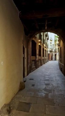 Gotik Bölge, Barselona, İspanya ve Zamanda Yolculuk ile Dar Sokak