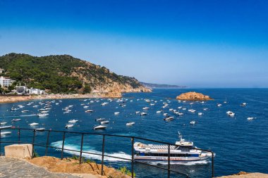 Girona, İspanya-12 Ağustos 2025. İspanya, Costa Brava 'da tekneleri olan güzel Tossa de Mar Körfezi