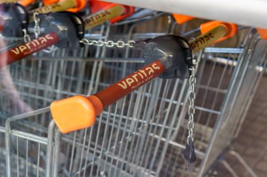 Badalona, İspanya-2 Mayıs 2023. Veritas, İspanyol organik süpermarket zinciri. Alışveriş arabalarının ayrıntıları