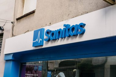 Barselona, İspanya-4 Haziran 2023. Sanitas bir İspanyol sigorta şirketi ve sağlık ve sağlık hizmetleri sağlayıcısıdır. Ön kapıda logo var.