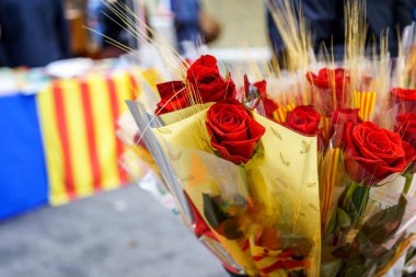 Kırmızı gül ve buğday, Sant Jordi 23 Nisan 'da Katalonya, İspanya' da kutlamaları.