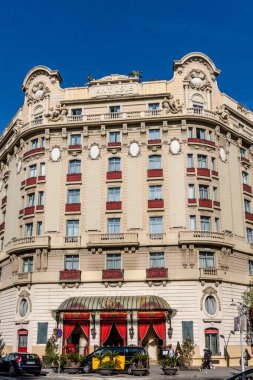 Barselona, İspanya-25 Nisan. 2023. Saray, İspanya 'nın Barcelona şehrinde, Ritz Oteli olarak bilinen bir oteldir. Bina, mimar Eduard Ferrs Puig tarafından tasarlandı.