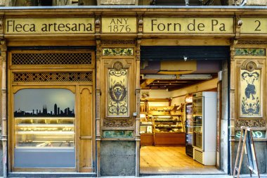 Barselona, İspanya-25 Nisan. 2023. Barcelona, İspanya 'da eski bir pastanenin ön cephesi ve giriş kapısı..