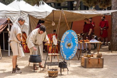 Badalona, İspanya-7 Mayıs 2023. Roma lejyon kampının, kalkanların, silahların, çadırların yeniden canlandırılması
