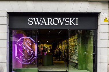 Barselona, İspanya-29 Nisan 2023. Avusturya merkezli cam üreticisi Swarovski, Daniel Swarovski tarafından 1895 yılında kuruldu. Giriş cephesinde logo..