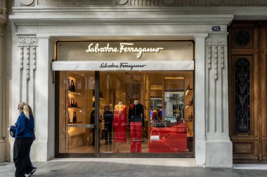 Barselona, İspanya-29 Nisan 2023. Salvatore Ferragamo, İtalyan ayakkabı tasarımcısı. Girişteki logo.