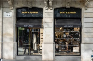 Barselona, İspanya-29 Nisan 2023. Yves Saint Laurent ya da YSL, Yves Saint Laurent ve Pierre Berg tarafından kurulan moda evi. Şu anda ana tasarımcısı Anthony Vaccarello 'dur. Ön kapıda logo var..