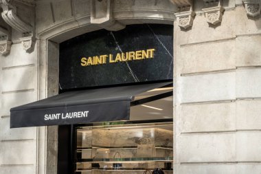 Barselona, İspanya-29 Nisan 2023. Yves Saint Laurent ya da YSL, Yves Saint Laurent ve Pierre Berg tarafından kurulan moda evi. Şu anda ana tasarımcısı Anthony Vaccarello 'dur. Ön kapıda logo var..