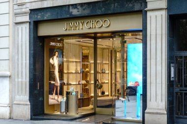 Barselona, İspanya-29 Nisan 2023. Jimmy Choo, Malezyalı moda tasarımcısı, Londra merkezli, daha çok el yapımı kadın ayakkabılarıyla tanınıyor. Ön kapıda logo var.